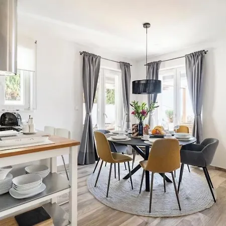 Modern Penthouse With Jacuzzi & Terrace 스플리트