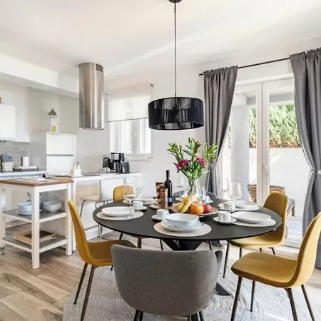 Ferienpark Modern Penthouse With Jacuzzi & Terrace Split