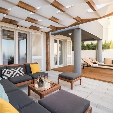 Ferienpark Modern Penthouse With Jacuzzi & Terrace