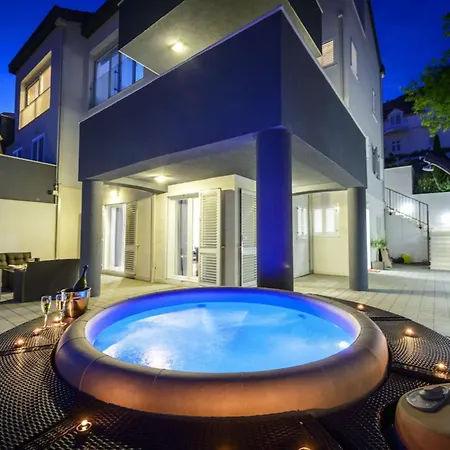 Modern Penthouse With Jacuzzi & Terrace 홀리데이파크 스플리트